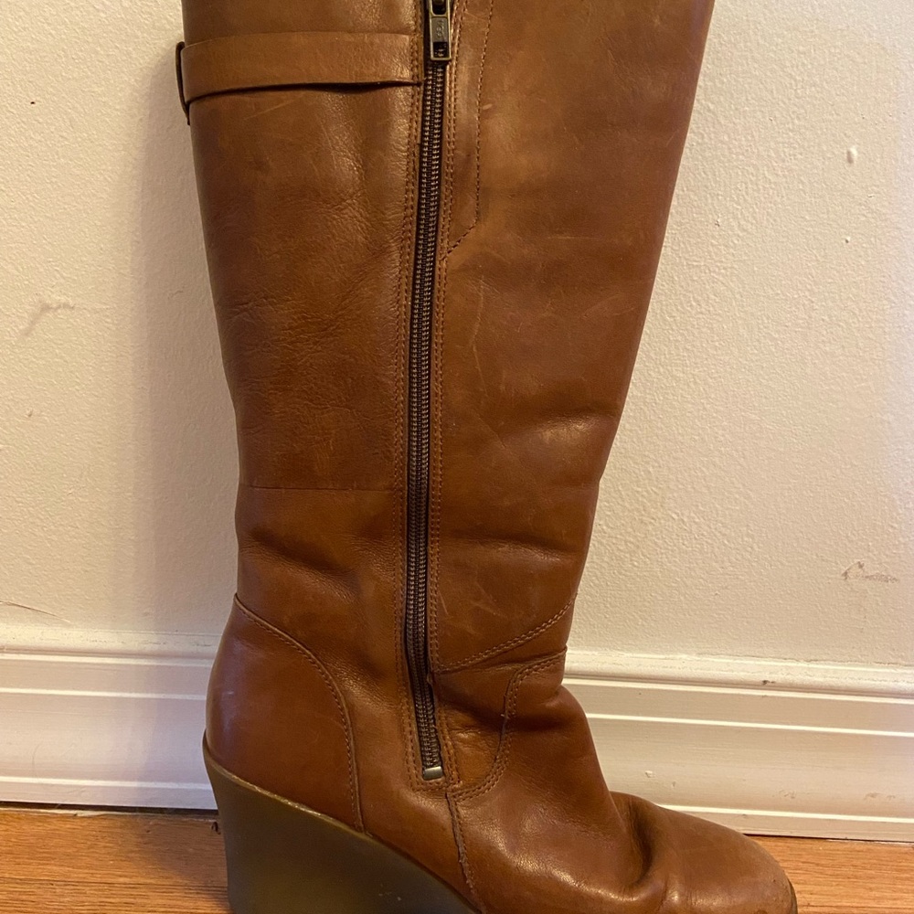 UGG Brown Wedge Shoes with Stylish Design - Picture 2 of 4
